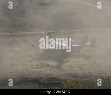 US-Streitkräfte. 151027OQ277-040 DOGANBEY, Türkei (27. Oktober 2015) Ein US-Marine MV-22B Osprey, der Marine Medium Tiltrotor Squadron 162 (verstärkt), 26. Marine Expeditionary Unit, landet während eines gemeinsamen amphibischen Angriffs im Rahmen der Übung Egemen 2015 in Doganbey, Türkei, 27. Oktober. Egemen ist eine von der Türkei geführte und veranstaltete amphibische Übung, die dazu dient, taktische Fähigkeiten und Interoperabilität zwischen den Teilnehmern zu verbessern. Die 26th Marine Expeditionary Unit wird im 6th Flottengebiet eingesetzt, um die nationalen Sicherheitsinteressen der USA in Europa zu unterstützen. (Foto des U.S. Marine Corps von Gunnery Stockfoto