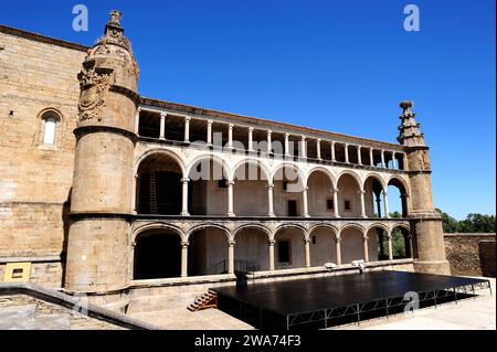 Alcantara, Convento de San Benito (Renaissance 16. Jahrhundert) und Hospederia de Carlos V. Caceres, Extremadura, Spanien. Stockfoto