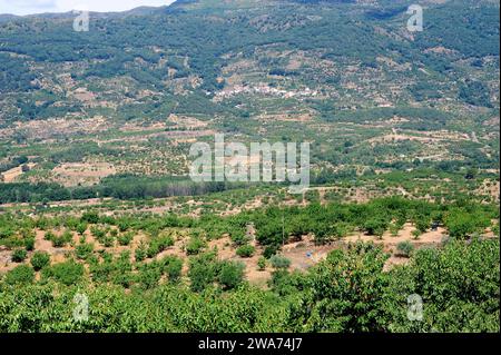 Jerte Valley, unten die Stadt Rebollar. Provinz Caceres, Extremadura, Spanien. Stockfoto