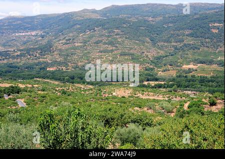 Jerte Valley, unten die Stadt Rebollar. Provinz Caceres, Extremadura, Spanien. Stockfoto