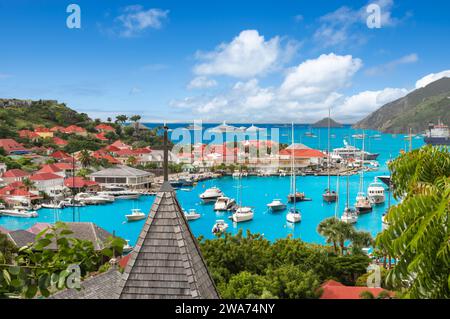 Gustavia, Saint Barthelemy Hafen und Skyline. Stockfoto