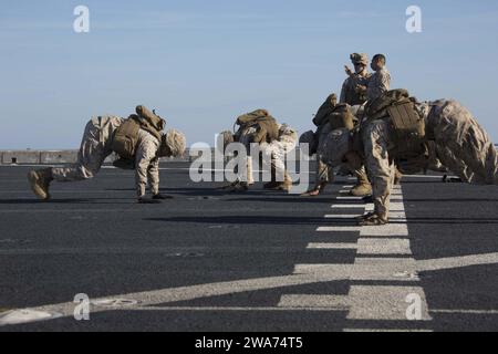 US-Streitkräfte. 151031CV548-059 MITTELMEER (31. Oktober 2015) Marines, die Echo Battery, Battalion Landing Team 2/6, 26th Marine Expeditionary Unit (MEU) zugewiesen sind, führen körperliches Training durch, um ihre Herzfrequenz zu erhöhen, während sie an einer Live-Feuerübung an Bord des amphibischen Transportdocks USS Arlington (LPD 24) teilnehmen. Oktober 31. Oktober 2015. Arlington und die 26. MEU führen Marineoperationen im 6. US-Flottengebiet durch, um die nationalen Sicherheitsinteressen der USA in Europa zu unterstützen. (U.S. Marine Corps Foto von CPL. Jeraco J. Jenkins/veröffentlicht) Stockfoto