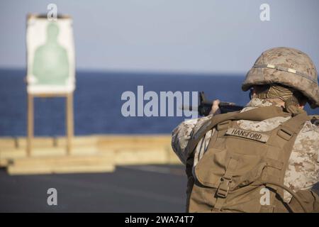 US-Streitkräfte. 151031CV548-032 MITTELMEER (31. Oktober 2015) Charles B. Hansford, ein Feldartillerie-Kanonier mit Echo-Batterie, Battalion Landing Team 2/6, 26. Marine Expeditionary Unit (MEU), greift sein Ziel während einer Feuerübung an Bord des amphibischen Transportdocks USS Arlington (LPD 24) vom 31. Oktober 2015 an. Arlington und die 26. MEU führen Marineoperationen im 6. US-Flottengebiet durch, um die nationalen Sicherheitsinteressen der USA in Europa zu unterstützen. (U.S. Marine Corps Foto von CPL. Jeraco J. Jenkins/veröffentlicht) Stockfoto