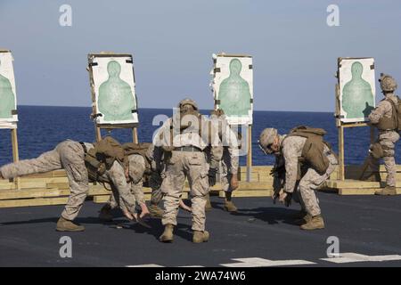 US-Streitkräfte. MITTELMEER (31. Oktober 2015) - U.S. Marines mit Echo Battery, Battalion Landing Team 2/6, 26th Marine Expeditionary Unit (26. MEU), führen körperliches Training durch, um ihre Herzfrequenz zu erhöhen, während sie an einer Live-Feuerübung an Bord des amphibischen Transportdocks USS Arlington (LPD 24) teilnehmen, 31. Oktober 2015. Die Live-Feuerübung bot der Batterie die Gelegenheit, die Einsatzbereitschaft zu verbessern und die Fähigkeiten und den Zusammenhalt der Einheiten zu erhöhen. Die 26th Marine Expeditionary Unit wird in den Zuständigkeitsbereich der 6th Fleet eingesetzt, um die US-amerikanische Staatssicherheit zu unterstützen Stockfoto