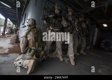 US-Streitkräfte. 151102PA636-018 SOUDA BAY, Griechenland (2. November 2015) US-Marines, die dem Force Reconnaissance Platoon, Maritime RAID Force, 26th Marine Expeditionary Unit (MEU) zugewiesen sind, bereiten sich auf die Räumung eines Schiffes vor, während sie am 2. November 2015 Besuche, Bord, Suche und Beschlagnahmungstraining in der Souda Bay, Griechenland, durchführen. Die 26. MEU führt Marineoperationen in den Einsatzgebieten der 5. Und 6. Flotte durch, um die nationalen Sicherheitsinteressen der USA in Europa zu unterstützen. (U.S. Marine Corps Foto von CPL. Andre Dakis/veröffentlicht) Stockfoto