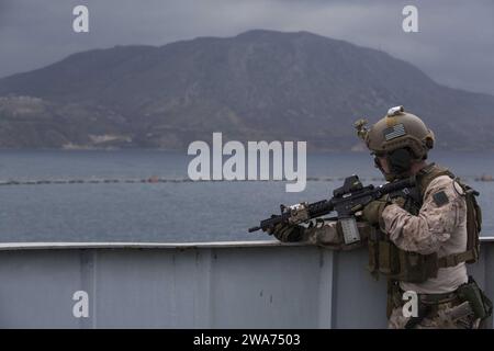 US-Streitkräfte. 151102PA636-118 SOUDA BAY, Griechenland (2. November 2015) Ein US-Marine, der dem Force Reconnaissance Platoon zugeteilt ist, Maritime RAID Force, 26. Marine Expeditionary Unit (MEU), stellt Sicherheit für sein Team bereit, während er am 2. November 2015 Besuche, Bord, Durchsuchung und Beschlagnahmungstraining in Souda Bay, Griechenland, durchführt. Die 26. MEU führt Marineoperationen in den Einsatzgebieten der 5. Und 6. Flotte durch, um die nationalen Sicherheitsinteressen der USA in Europa zu unterstützen. (U.S. Marine Corps Foto von CPL. Andre Dakis/veröffentlicht) Stockfoto