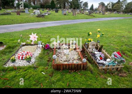 Säuglingsgräber auf dem Magdalen Hill Cemetery, Winchester, England, Großbritannien. Säuglingsgräber Kleinkinder Kleinkinder mit Spielzeug und Dekoration. Stockfoto