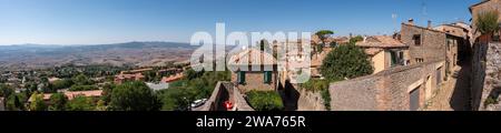 Panoramablick auf die umliegende Landschaft von Volterra in der Toskana, Italien Stockfoto