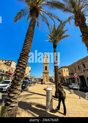 Zeitloser Charme: Uhrenturm in Old Jaffa, Israel, inmitten von Palmen und azurblauem Himmel Stockfoto