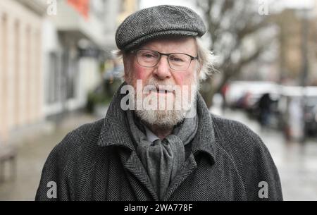 Berlin, Deutschland. Januar 2024. Wolfgang Thierse (SPD), ehemaliger Bundestagspräsident, stellt die ersten Wahlplakate in der Oderberger Straße auf. Nach dem Urteil des Bundesverfassungsgerichts muss die Bundestagswahl 2021 in Berlin am 11. Februar in gut einem Fünftel der 2256 Wahlkreise wiederholt werden. Quelle: Jens Kalaene/dpa/Alamy Live News Stockfoto