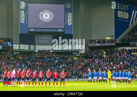 Glasgow, Schottland, Großbritannien. Januar 24. Glasgow, Großbritannien. Im ersten Spiel des neuen Jahres spielten die Rangers Kilmarnock im Ibrox Stadium in Glasgow, Schottland, Großbritannien in der schottischen Premiership. Das Datum ist bedeutend, weil es der 53. Jahrestag der "Ibrox-Katastrophe" ist, als 66 Menschen ihr Leben verloren und mehr als 200 verletzt wurden, während der schlimmsten Fußballkatastrophe in Großbritannien zu dieser Zeit. Beide Teams und Unterstützer zollten der Katastrophe Tribut. Quelle: Findlay/Alamy Live News Stockfoto