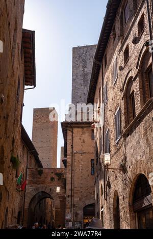 In den Straßen von San Gimignano, Blick auf die Türme Salvucci, Pettini und Chigi - Italien Stockfoto