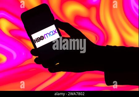 In dieser Abbildung wird das HBO max-Logo auf dem Bildschirm eines Mobiltelefons angezeigt. Stockfoto