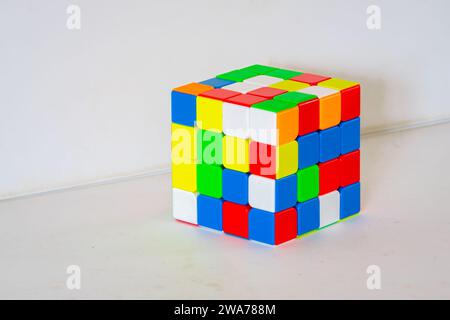 Rührwerk, ungelöst, 4 mal 4 Spielzeugwürfel Stockfoto