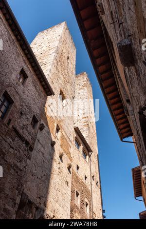 In den Straßen von San Gimignano, Blick auf die Türme Salvucci - Italien Stockfoto