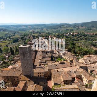 Großer Panoramablick über die Innenstadt von San Gimignano und Torre Ficarelli, von Torre Grosso, Italien Stockfoto