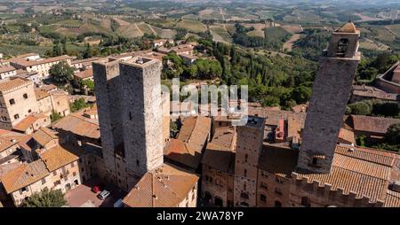 Großer Panoramablick über die Innenstadt von San Gimignano, Torri dei Salvucci und Torre Rognosa im Zentrum, von Torre Grosso, Italien Stockfoto