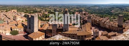 Großer Panoramablick über die Innenstadt von San Gimignano, Torri dei Salvucci und Torre Rognosa im Zentrum, von Torre Grosso, Italien Stockfoto