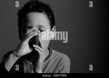 Kind mit Grippe mit Inhalator Atemschutz auf grauem Hintergrund mit Menschen Stockfoto Stockfoto