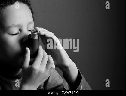 Kind mit Grippe mit Inhalator Atemschutz auf grauem Hintergrund mit Menschen Stockfoto Stockfoto