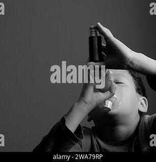 Kind mit Grippe mit Inhalator Atemschutz auf grauem Hintergrund mit Menschen Stockfoto Stockfoto