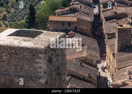 Großer Panoramablick über die Innenstadt von San Gimignano, Torre Ficarelli im Zentrum, von Torre Grosso, Italien Stockfoto