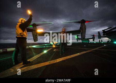 US-Streitkräfte. 160216CB021-038 PAZIFISCHER OZEAN (16. Februar 2016) Seemänner der US-Marine mit der Boxer Amphibious Ready Group bereiten die MV-22B Ospreys mit der Medium Tilt Rotor Squadron 166 vor, die verstärkt sind, um von der USS New Orleans abzuheben. Die Boxer Amphibious Ready Group und die 13th Marine Expeditionary Unit werden während ihrer westpazifik-Einsätze 16-1, im pazifik- und Zentralkommando tätig sein. (Foto des U.S. Marine Corps von Sgt. Tyler C. Gregory/veröffentlicht) Stockfoto