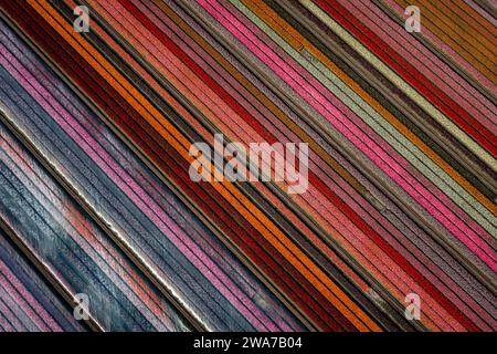 Luftaufnahme von einem bunten diagonal gestreiften Blumenfeld Stockfoto