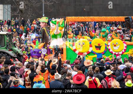 Rosenmontagsparade in Düsseldorf, thematische Wagen von Karnevalsvereinen und anderen Teilnehmern des Straßenkarnevals, NRW, Deutschland Stockfoto