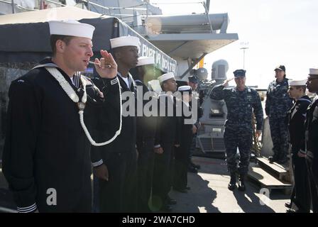 US-Streitkräfte. 160314-FQ994-042 ROTA, Spanien (14. März 2016) Kommandeur der US-Marinestreitkräfte Europa-Afrika ADM Mark Ferguson, trifft an Bord der USS Porter (DDG 78) am 14. März 2016 ein. Porter, eine Arleigh-Burke-Klasse-Raketenzerstörerin, die nach Rota, Spanien, stationiert ist, bereitet sich auf ihren zweiten Einsatz in der 6. US-Flotte vor, um die nationalen Sicherheitsinteressen der USA in Europa zu unterstützen. (Foto der US Navy von Mass Communication Specialist 3rd Class Robert S. Preis/veröffentlicht) Stockfoto