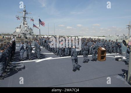 US-Streitkräfte. 160314-FQ994-173 ROTA, Spanien (14. März 2016) Kommandeur der US Naval Forces Europe-Africa ADM Mark Ferguson spricht am 14. März 2016 mit der Besatzung an Bord der USS Porter (DDG 78). Porter, eine Arleigh-Burke-Klasse-Raketenzerstörerin, die nach Rota, Spanien, stationiert ist, bereitet sich auf ihren zweiten Einsatz in der 6. US-Flotte vor, um die nationalen Sicherheitsinteressen der USA in Europa zu unterstützen. (Foto der US Navy von Mass Communication Specialist 3rd Class Robert S. Preis/veröffentlicht) Stockfoto