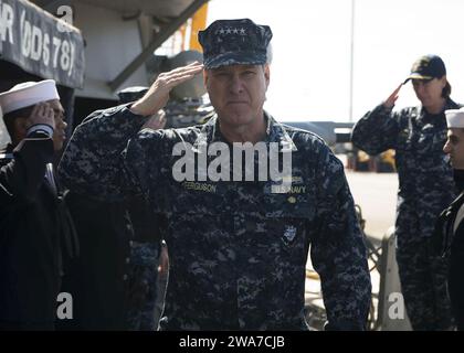 US-Streitkräfte. 160314-FQ994-046 ROTA, Spanien (14. März 2016) Kommandeur der US-Marinestreitkräfte Europa-Afrika ADM Mark Ferguson, trifft an Bord der USS Porter (DDG 78) am 14. März 2016 ein. Porter, eine Arleigh-Burke-Klasse-Raketenzerstörerin, die nach Rota, Spanien, stationiert ist, bereitet sich auf ihren zweiten Einsatz in der 6. US-Flotte vor, um die nationalen Sicherheitsinteressen der USA in Europa zu unterstützen. (Foto der US Navy von Mass Communication Specialist 3rd Class Robert S. Preis/veröffentlicht) Stockfoto