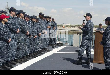 US-Streitkräfte. 160314-FQ994-163 ROTA, Spanien (14. März 2016) Kommandeur der US Naval Forces Europe-Africa ADM Mark Ferguson spricht am 14. März 2016 mit Seeleuten an Bord der USS Porter (DDG 78). Porter, eine Arleigh-Burke-Klasse-Raketenzerstörerin, die nach Rota, Spanien, stationiert ist, bereitet sich auf ihren zweiten Einsatz in der 6. US-Flotte vor, um die nationalen Sicherheitsinteressen der USA in Europa zu unterstützen. (Foto der US Navy von Mass Communication Specialist 3rd Class Robert S. Preis/veröffentlicht) Stockfoto