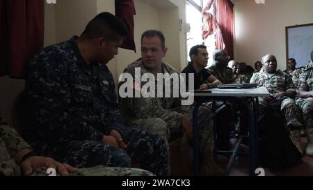 US-Streitkräfte. 160315VY429-005 DOUALA, Kamerun (15. März 2016) Staff Sgt. Tony Miller überträgt am 15. März 2016 eine Klasse der maritimen Operationen auf den Krankenhauskorpsman 1. Klasse Hugo Sanchezolmos während der Übung Obangame/Saharan Express 2016 (OESE16). OESE16 ist eine von der US-amerikanischen Afrikakommando gesponserte multinationale maritime Übung, die die Sicherheit im Seeverkehr im Golf von Guinea erhöhen soll. (Foto der US-Armee von Stabsleiter Lea Anne Cuatt/Released Stockfoto