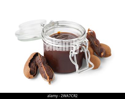 Glas mit leckerer Tamarindenmarmelade mit Früchten auf weißem Hintergrund Stockfoto