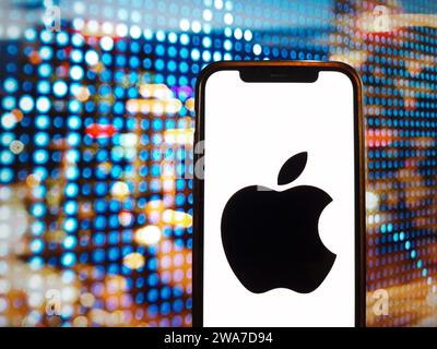 Konskie, Polen – 02. Januar 2024: Das Firmenlogo von Apple wird auf dem Bildschirm des Mobiltelefons angezeigt Stockfoto