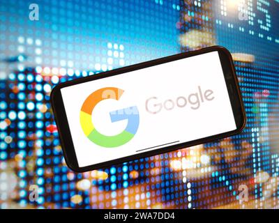 Konskie, Polen – 02. Januar 2024: Google-Logo wird auf dem Bildschirm des Mobiltelefons angezeigt Stockfoto