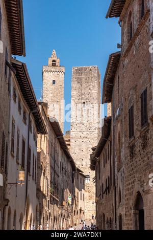 Blick auf die Türme Cugagnesi und Grosso, von der Via San Giovanni, Italien Stockfoto