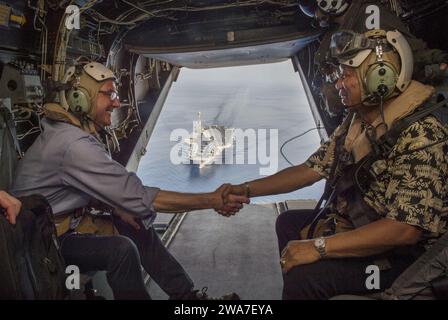 US-Streitkräfte. SÜDCHINESISCHE SEE (15. April 2016) Verteidigungsminister (SECDEF) Ash Carter (links) und philippinischer Verteidigungsminister Voltaire Gazmin (rechts) schütteln die Hand an ein Marine Corps V-22 Osprey, als sie von der USS John C. Stennis (CVN 74) abreisen. nachdem er den Flugzeugträger am 15. April 2016 im Südchinesischen Meer befahren hatte. Carter besucht die Philippinen, um die Neuausrichtung in den asiatisch-pazifischen Raum zu festigen. (Foto der U.S. Air Force von Senior Master Sgt. Adrian Cadiz/veröffentlicht) Stockfoto
