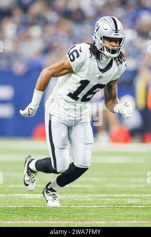 Indianapolis, Indiana, USA. Dezember 2023 31. Der Spieler Jakobi Meyers (16) der Las Vegas Raiders im Lucas Oil Stadium in Indianapolis, Indiana, während der NFL-Action gegen die Indianapolis Colts. John Mersits/CSM/Alamy Live News Stockfoto