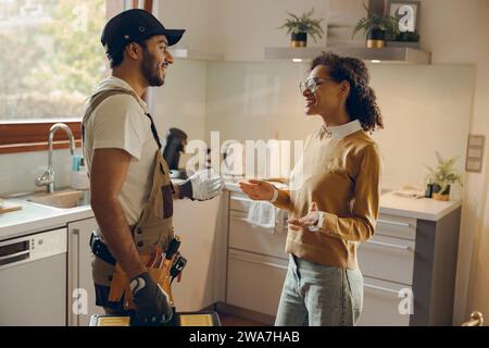 Junger Meister der Haushaltswartung, der Kunden zu Hause berät Stockfoto