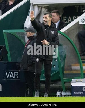 Edinburgh, Großbritannien. Januar 2024. Scottish Premiership - Hibernian FC gegen Motherwell FC 02/01/2024 Motherwell-Manager Stuart Kettlewell gibt seinen Spielern Anweisungen als Hibernian Take gegen Motherwell in der Scottish Premiership im Easter Road Stadium, Edinburgh, UK Credit: Ian Jacobs/Alamy Live News Stockfoto