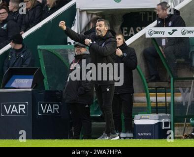 Edinburgh, Großbritannien. Januar 2024. Scottish Premiership - Hibernian FC gegen Motherwell FC 02/01/2024 Motherwell-Manager Stuart Kettlewell gibt seinen Spielern Anweisungen als Hibernian Take gegen Motherwell in der Scottish Premiership im Easter Road Stadium, Edinburgh, UK Credit: Ian Jacobs/Alamy Live News Stockfoto