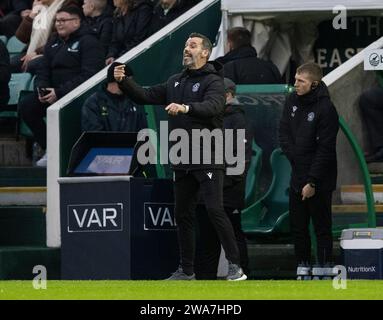 Edinburgh, Großbritannien. Januar 2024. Scottish Premiership - Hibernian FC gegen Motherwell FC 02/01/2024 Motherwell-Manager Stuart Kettlewell gibt seinen Spielern Anweisungen als Hibernian Take gegen Motherwell in der Scottish Premiership im Easter Road Stadium, Edinburgh, UK Credit: Ian Jacobs/Alamy Live News Stockfoto