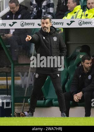 Edinburgh, Großbritannien. Januar 2024. Scottish Premiership - Hibernian FC gegen Motherwell FC 02/01/2024 Motherwell-Manager Stuart Kettlewell gibt seinen Spielern Anweisungen als Hibernian Take gegen Motherwell in der Scottish Premiership im Easter Road Stadium, Edinburgh, UK Credit: Ian Jacobs/Alamy Live News Stockfoto