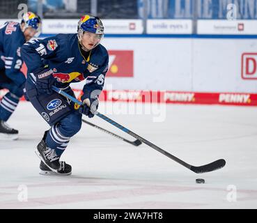 München, Deutschland. Januar 2024. Nikolaus Heigl (EHC Red Bull Muenchen, Nr. 15). EHC Red Bull München gegen Adler Mannheim, Eishockey, DEL, 34. Spieltag, Saison 2023/2024, 02.01.2024. Foto: Eibner-Pressefoto/Heike feiner Credit: dpa/Alamy Live News Stockfoto