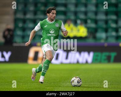 Edinburgh, Großbritannien. Januar 2024. Scottish Premiership - Hibernian FC gegen Motherwell FC 02/01/2024 Hibs' Mittelfeldspieler Lewis Stevenson bringt den Ball in die Schottische Premiership im Easter Road Stadium, Edinburgh, UK Credit: Ian Jacobs/Alamy Live News Stockfoto