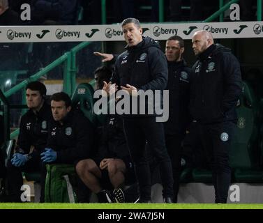 Edinburgh, Großbritannien. Januar 2024. Scottish Premiership - Hibernian FC gegen Motherwell FC 02/01/2024 Hibs' Head Coach Nick Montgomery gibt seinen Spielern Anweisungen, wie Hibernian Motherwell in der Scottish Premiership im Easter Road Stadium, Edinburgh, UK Credit: Ian Jacobs/Alamy Live News Stockfoto