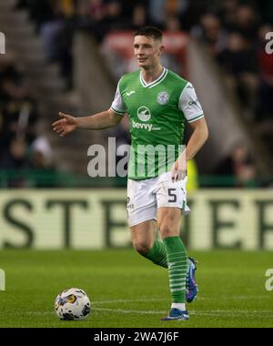 Edinburgh, Großbritannien. Januar 2024. Schottische Premiership - Hibernian FC gegen Motherwell FC 02/01/2024 Hibs' Verteidiger will Fish holt den Ball in die Schottische Premiership im Easter Road Stadium, Edinburgh, UK Credit: Ian Jacobs/Alamy Live News Stockfoto