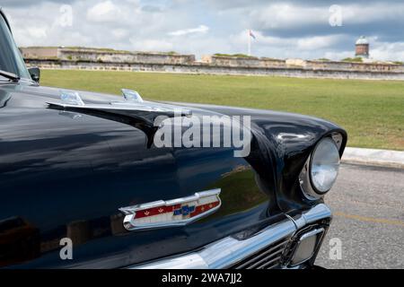 HAVANNA, KUBA - 27. AUGUST 2023: Beschreibung einer Motorhaube und eines Abzeichens der Chevrolet Bel Air 1956 Limousine in Havanna, Kuba Stockfoto